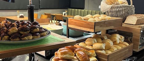 Daily buffet breakfast (BRL 55 per person)