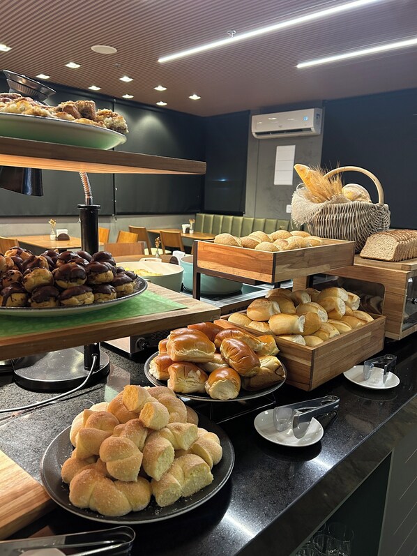 Petit déjeuner buffet (55 BRL par personne)