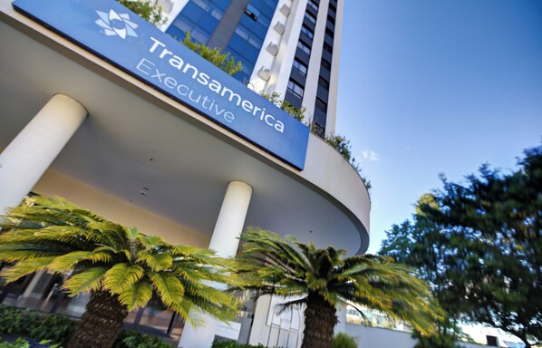 Un edificio con un letrero que dice 'Transamerica Executive'.