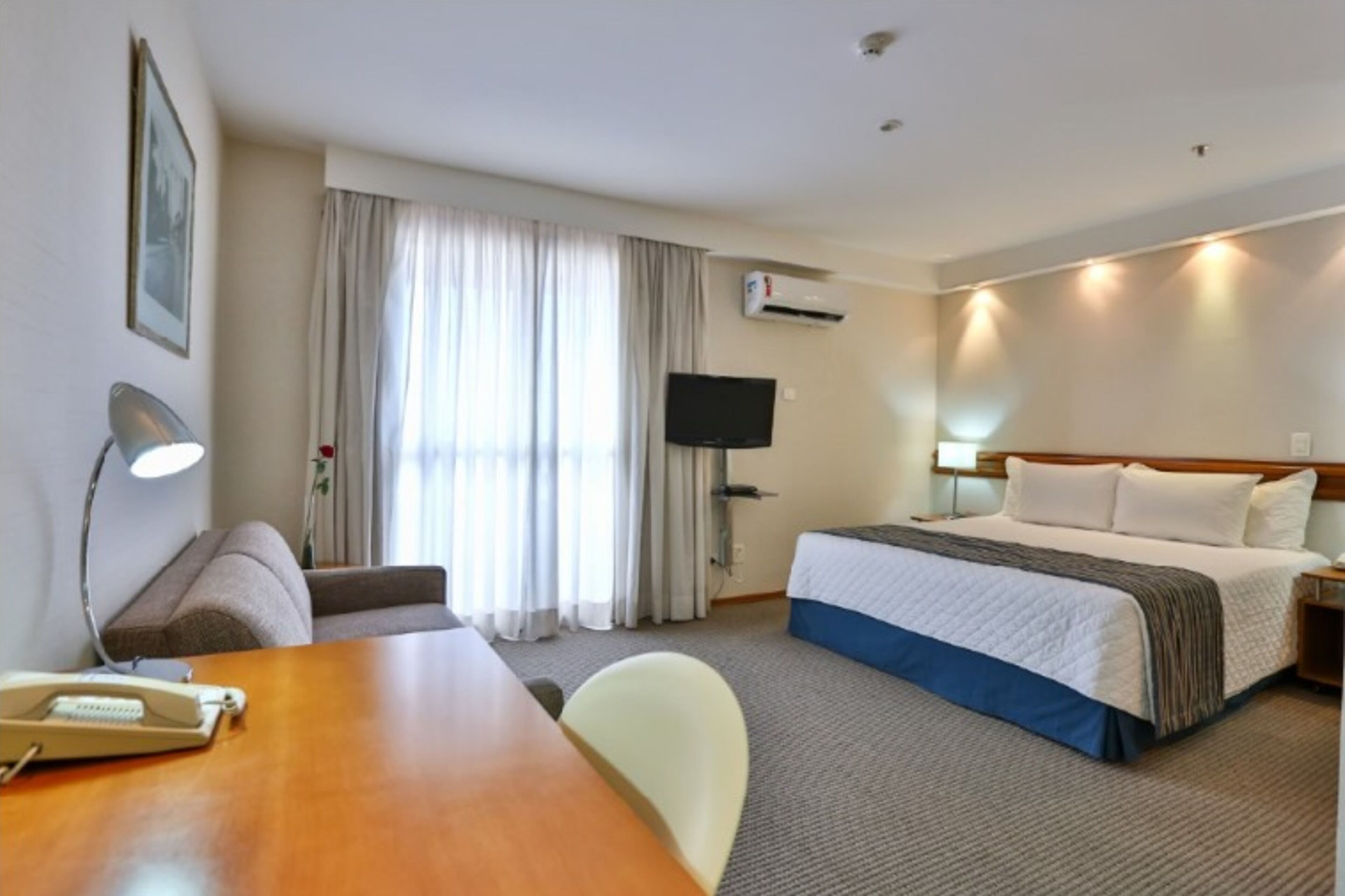 deluxe suite, 1 king bed | minibar, in-room safe, desk, blackout curtains