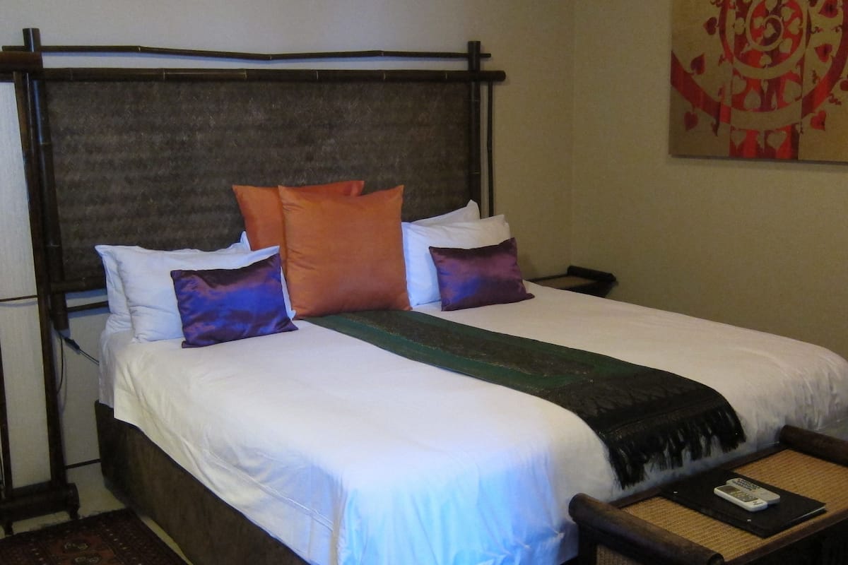 Standard Room | 1 bedroom, in-room safe, individually decorated, desk