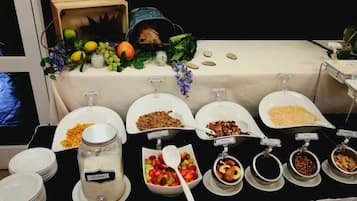 Se ofrece un desayuno bufé (200 ZAR por persona)