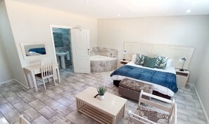 Deluxe-huone | 1 makuuhuone, tallelokero huoneessa, yksilöllisesti sisustettu, työpöytä