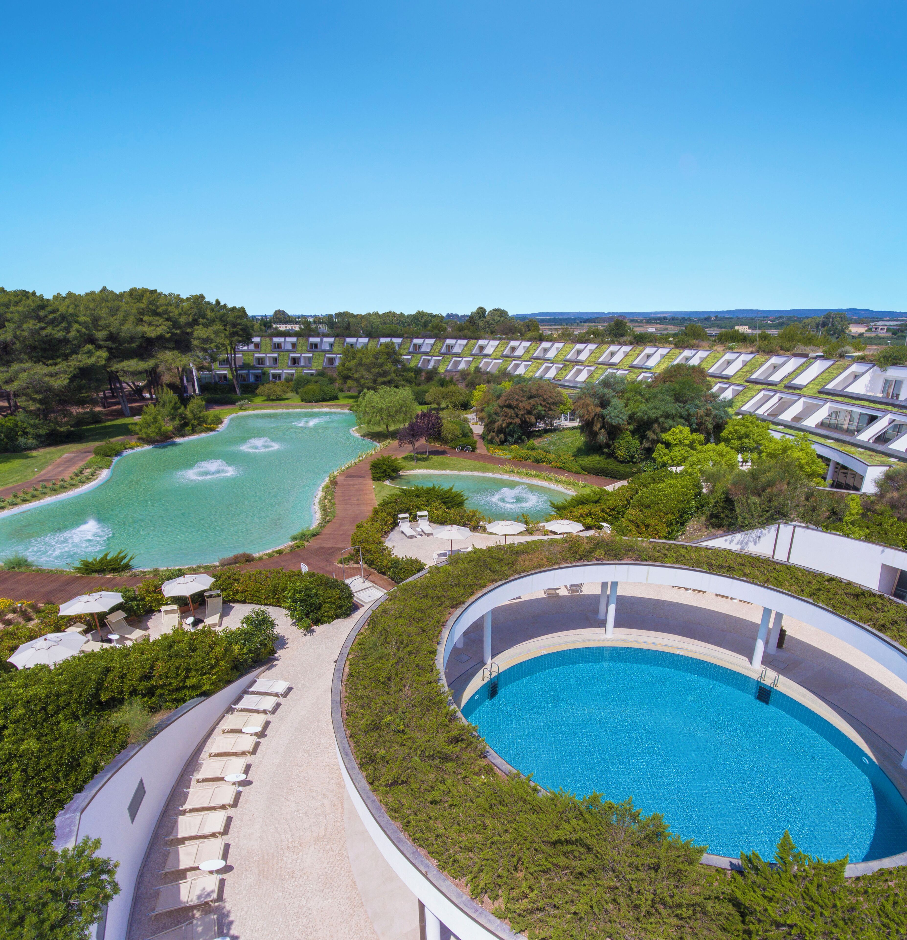 Piscina a l'aire lliure, para-sols i gandules 