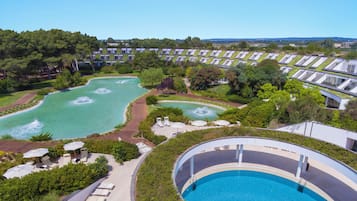 Piscina a l'aire lliure, para-sols i gandules
