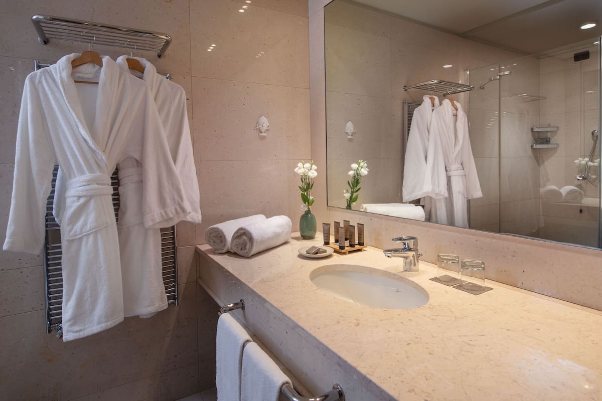 classic room | bathroom | free toiletries, hair dryer, slippers, bidet