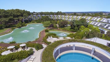 Piscine extérieure, parasols de plage, chaises longues