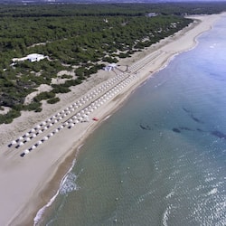 Playa privada y playa de arena blanca