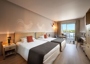 Minibar, caja de seguridad en la habitación y escritorio 