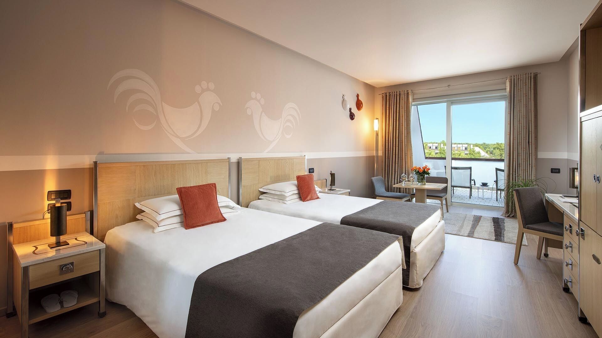 Minibar, két bảo mật tại phòng, bàn 
