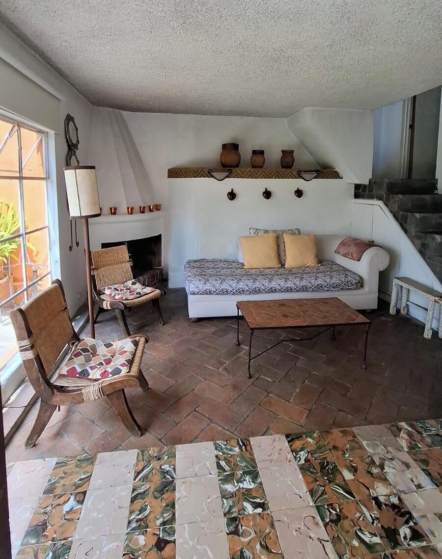 Suite estudio superior | Área de sala de estar | Televisión y chimenea 