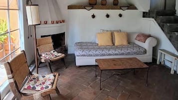 Suite estudio superior | Área de sala de estar | Televisión y chimenea