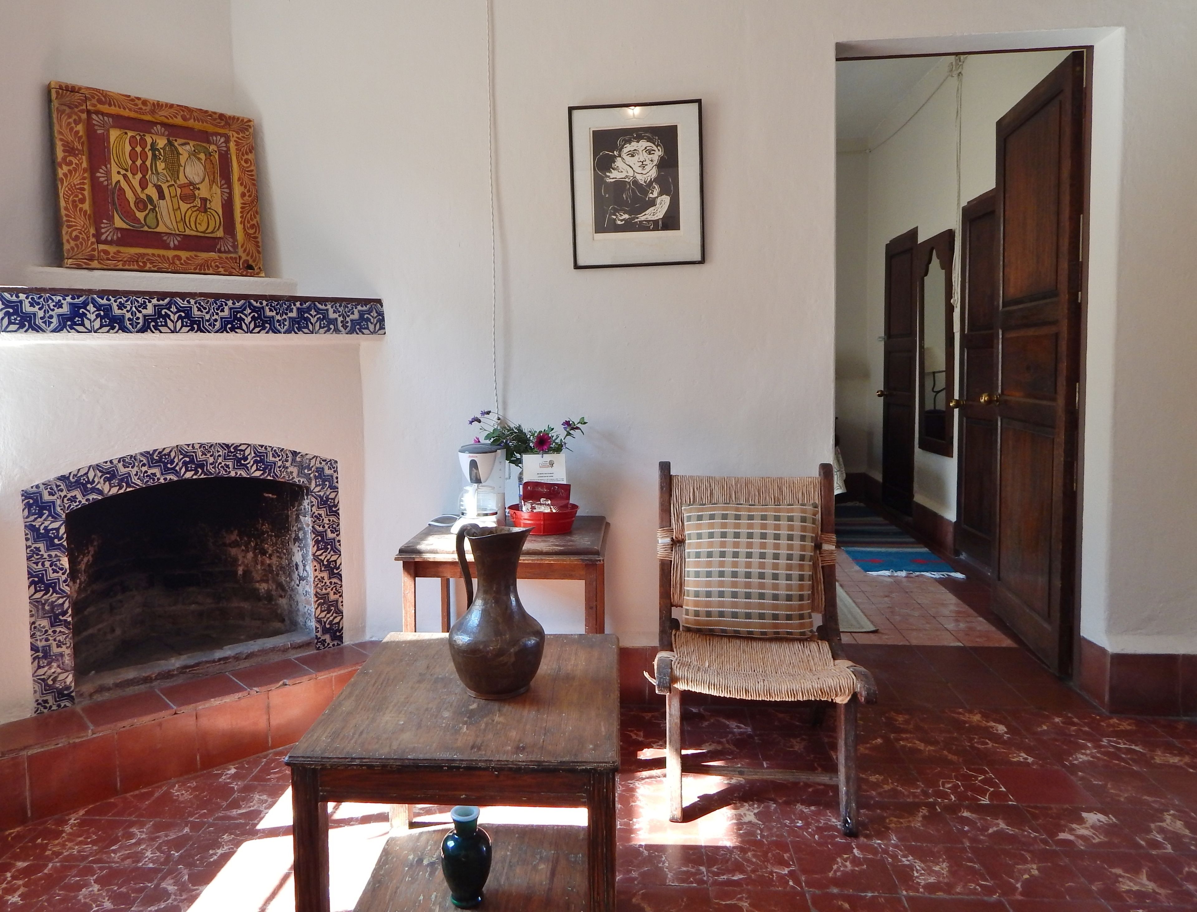 standard suite | living room | tv, fireplace