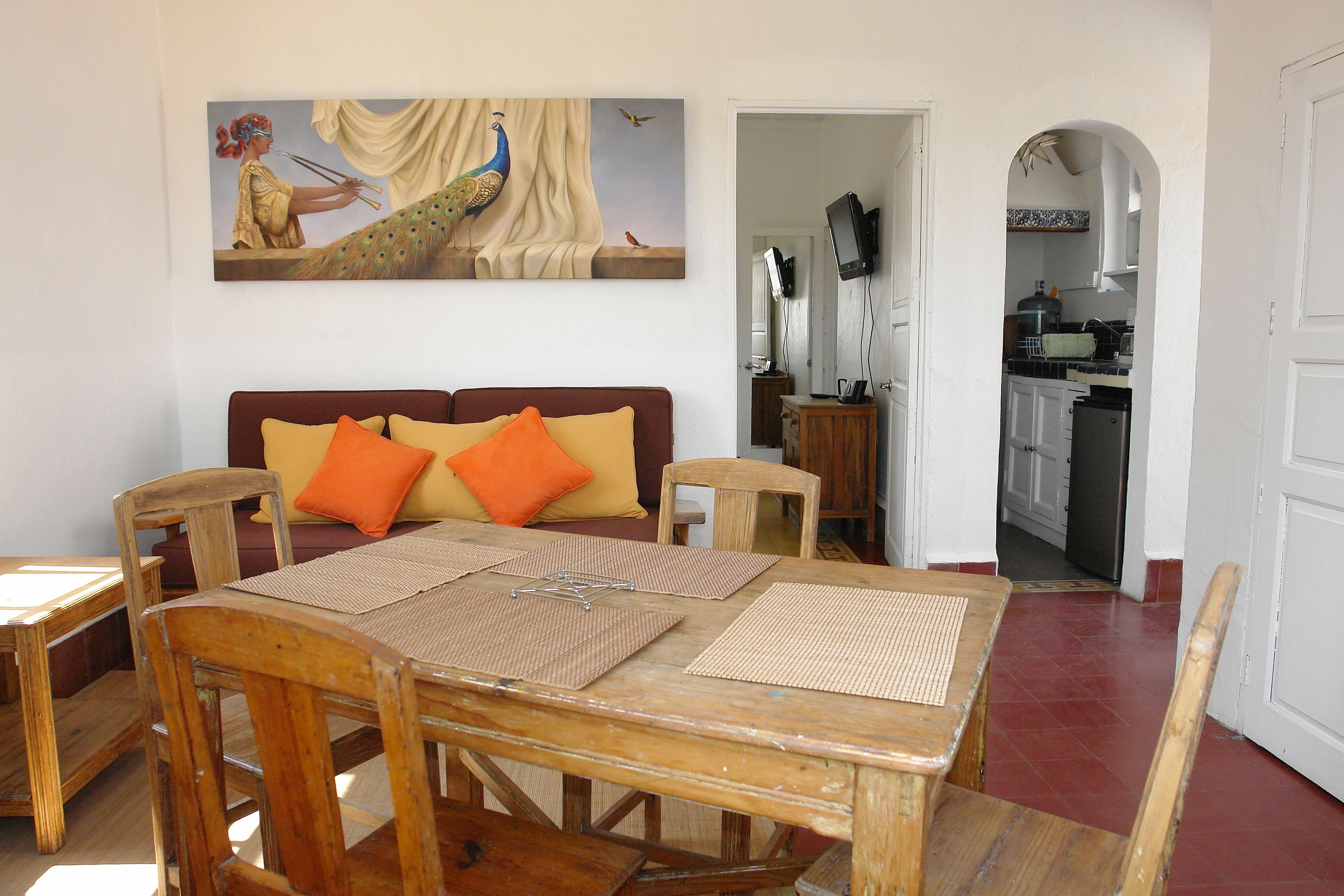 Suite de lujo, 1 cama Queen size | Sala de estar | Televisión y chimenea 