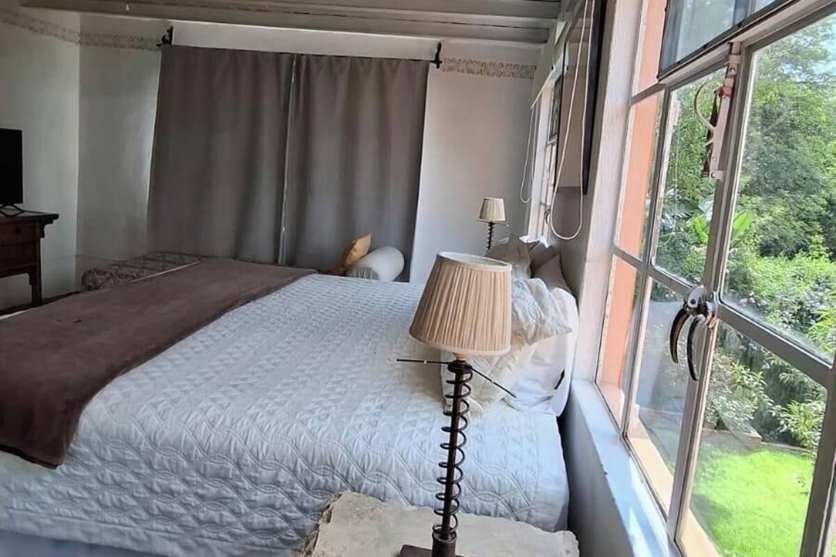 Master suite | Premium bedding, down duvets, iron/ironing board, free cots/infant beds