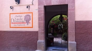 Vista frontal de la propiedad