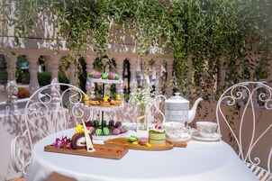 2 restaurants, breakfast served