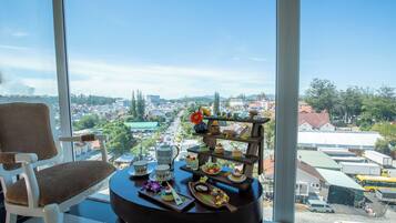2 restaurants; ze serveren er ontbijt, lunch, diner en brunch