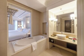Een douche, een regendouche, gratis toiletartikelen, een haardroger