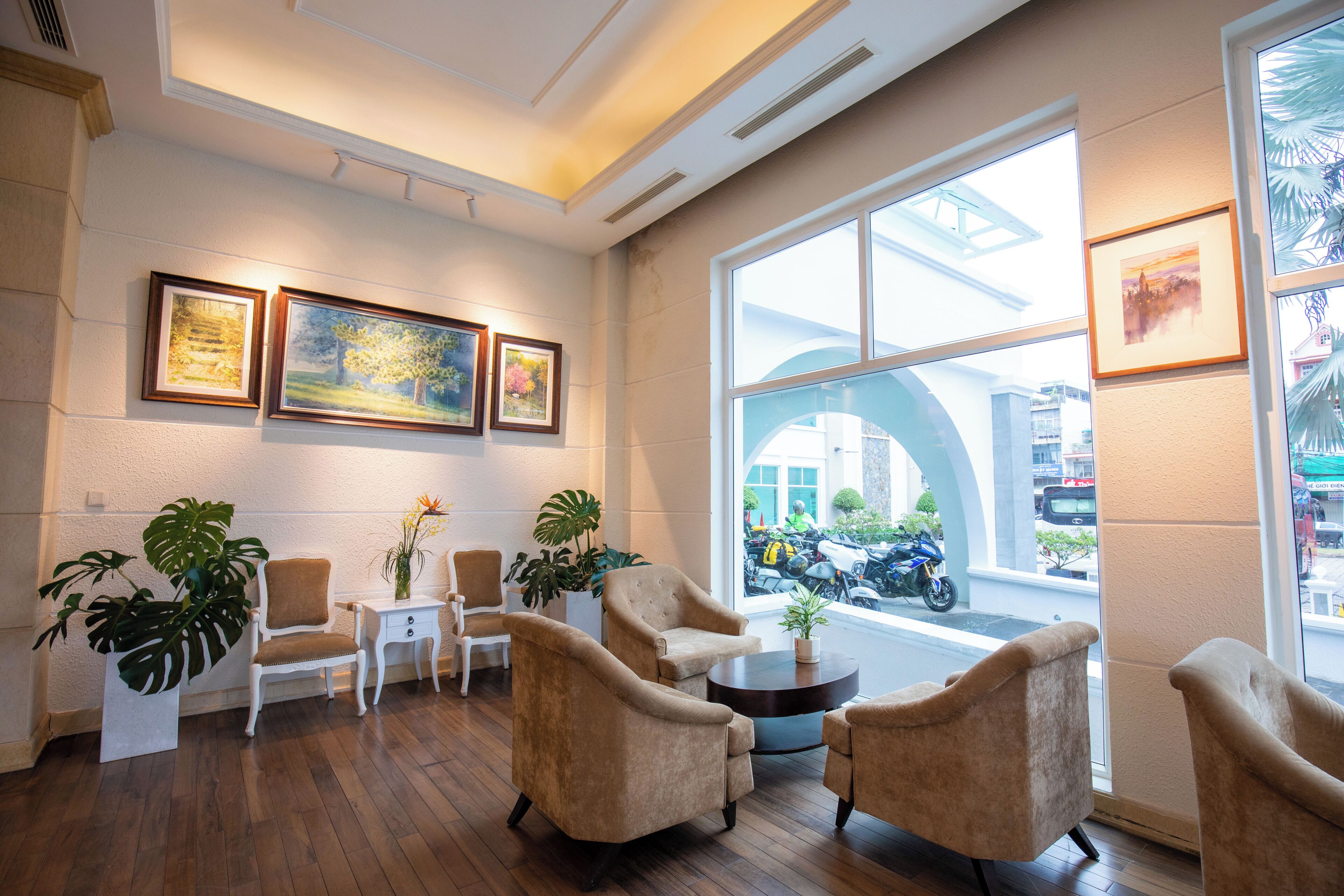 2 restaurants, breakfast served