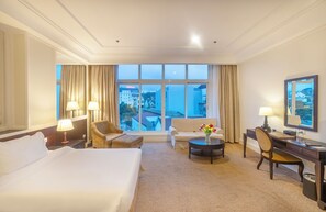 Junior suite | Luxe beddengoed, een minibar, een kluis op de kamer, een bureau