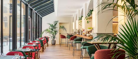 Desayuno continental diario (EUR 20 por persona)