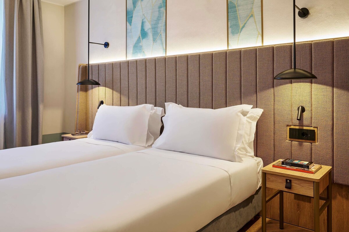 Deluxe Room, 2 Twin Beds | Minibar, in-room safe, desk, blackout drapes