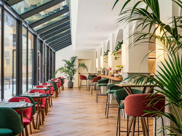 Daily continental breakfast (EUR 20 per person)