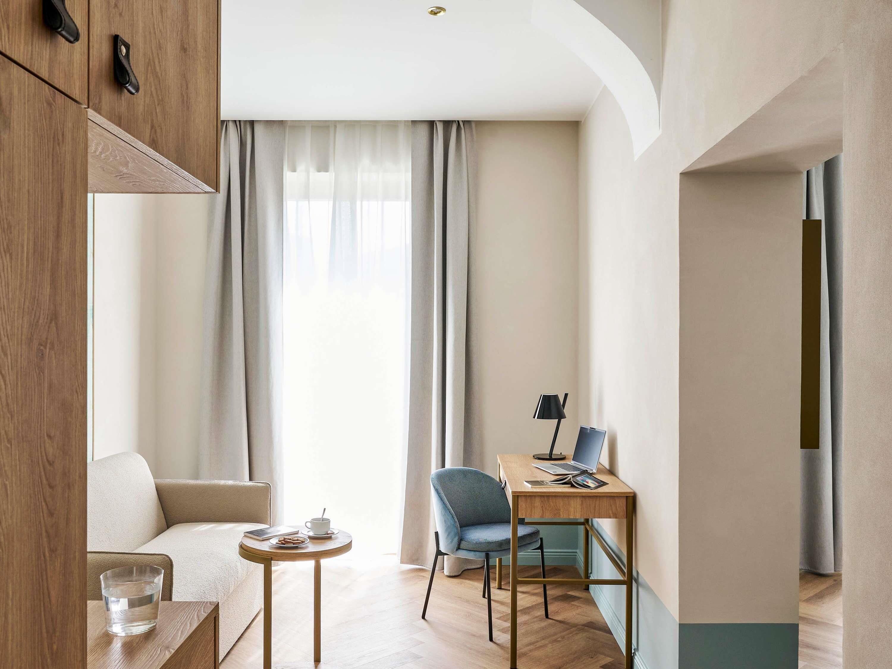 Minibar, caja de seguridad en la habitación y escritorio 
