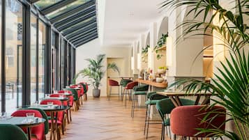 Daily continental breakfast (EUR 20 per person)