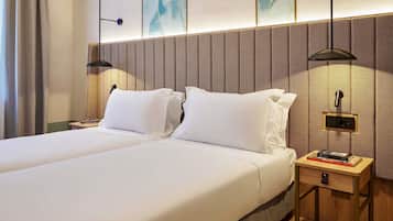 Quarto luxo, 2 camas de solteiro | Frigobar, cofres nos quartos, escrivaninha, cortinas blackout