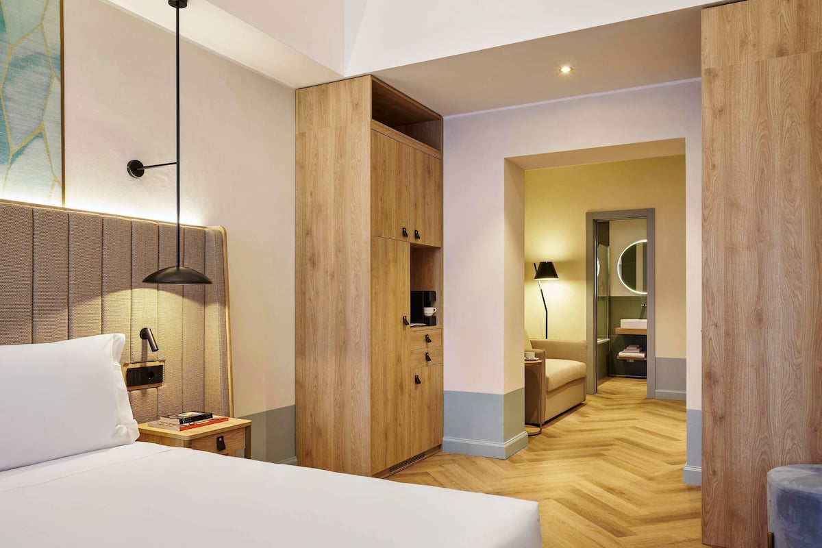 Minibar, caja de seguridad en la habitación y escritorio