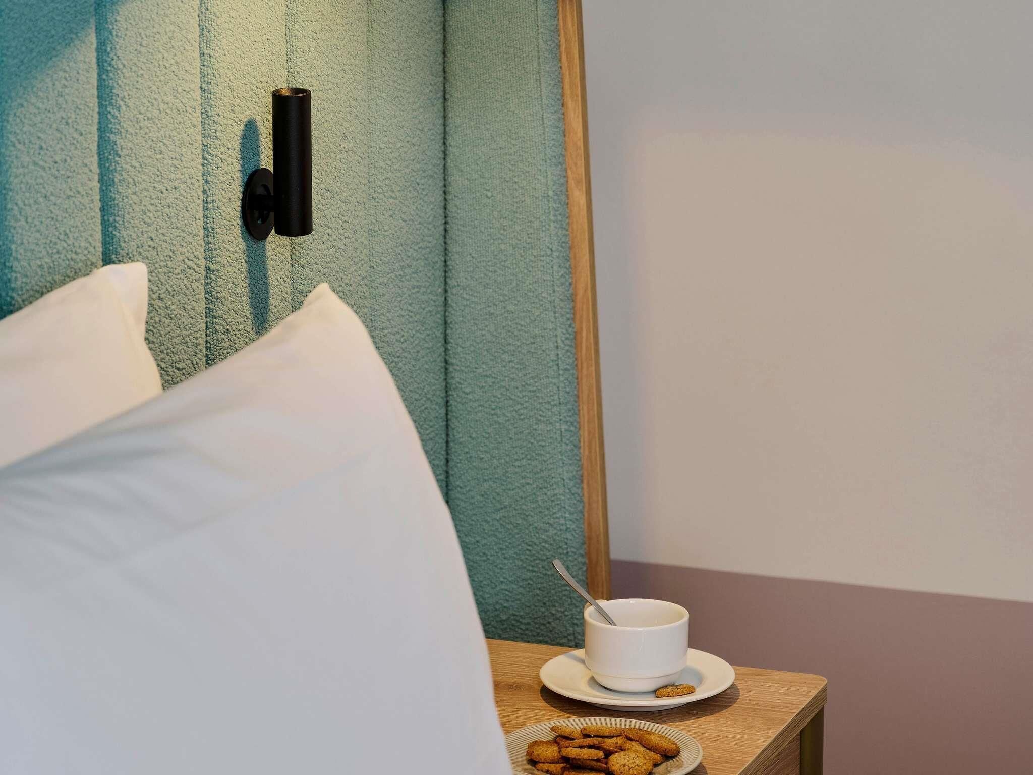 Minibar, coffres-forts dans les chambres, bureau, rideaux occultants