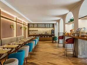 Café da manhã continental todos os dias (EUR 20 por pessoa) 