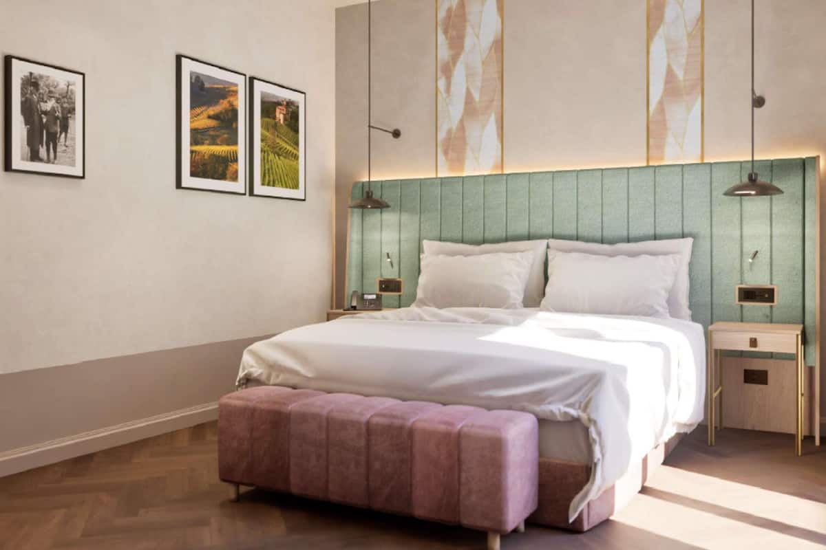 Deluxe Room, 1 King Bed | Minibar, in-room safe, desk, blackout curtains