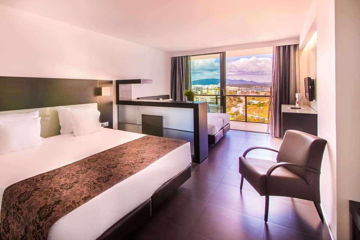 Pillowtop beds, minibar, in-room safe, blackout drapes