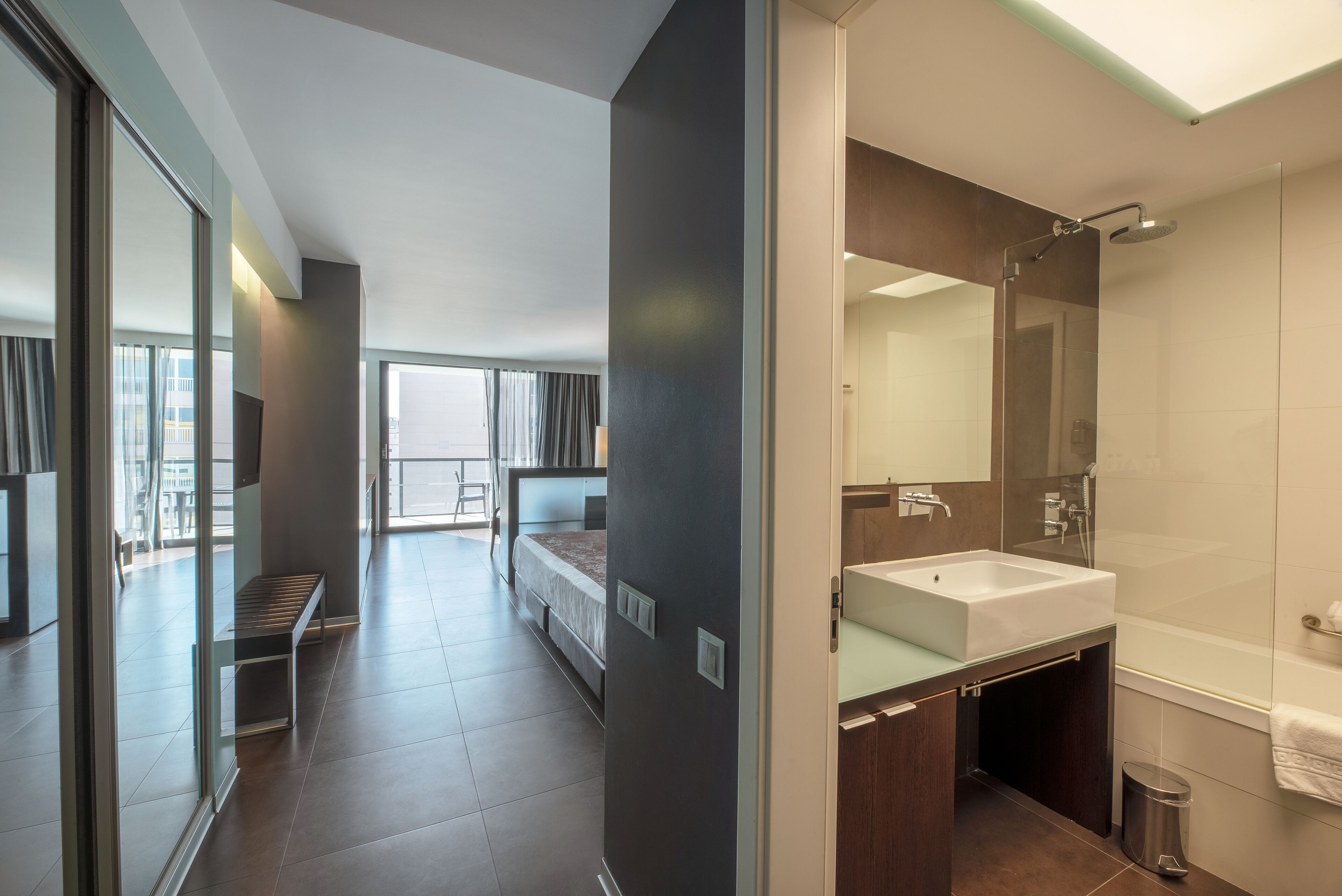 1 bedroom, pillow-top beds, minibar, in-room safe