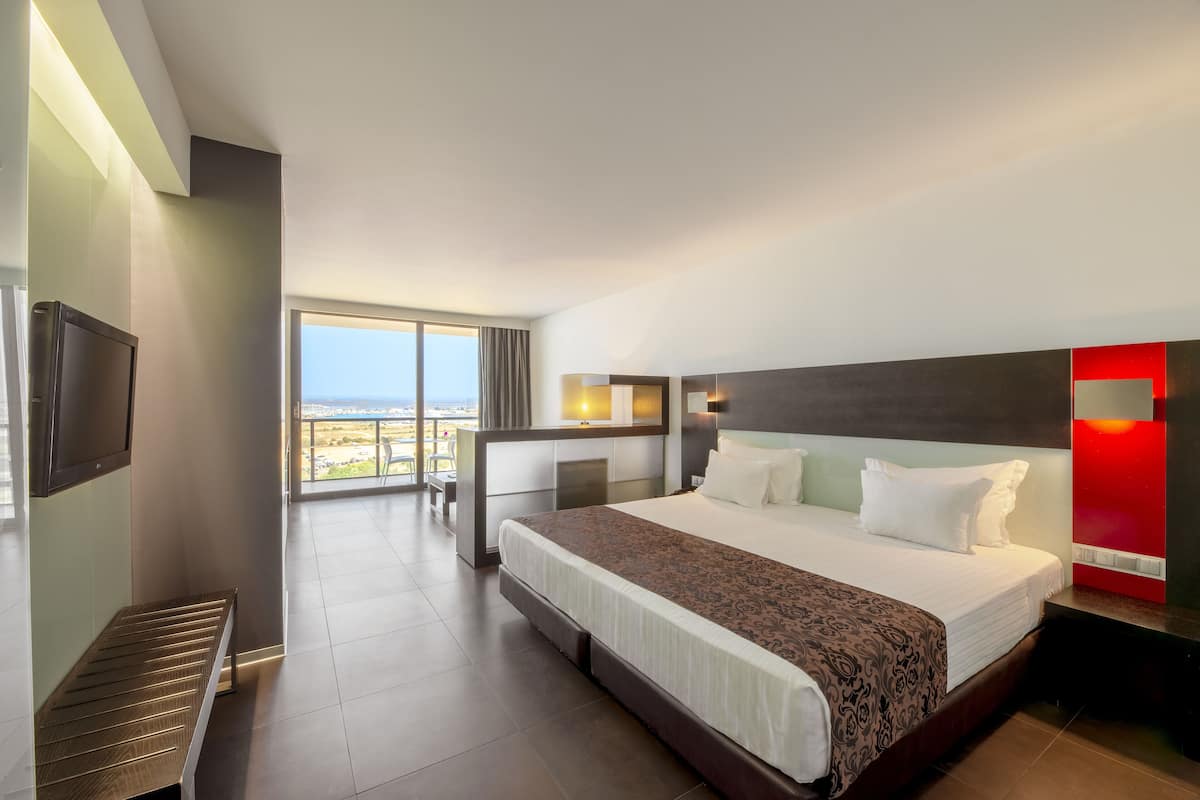 Pillowtop beds, minibar, in-room safe, blackout drapes