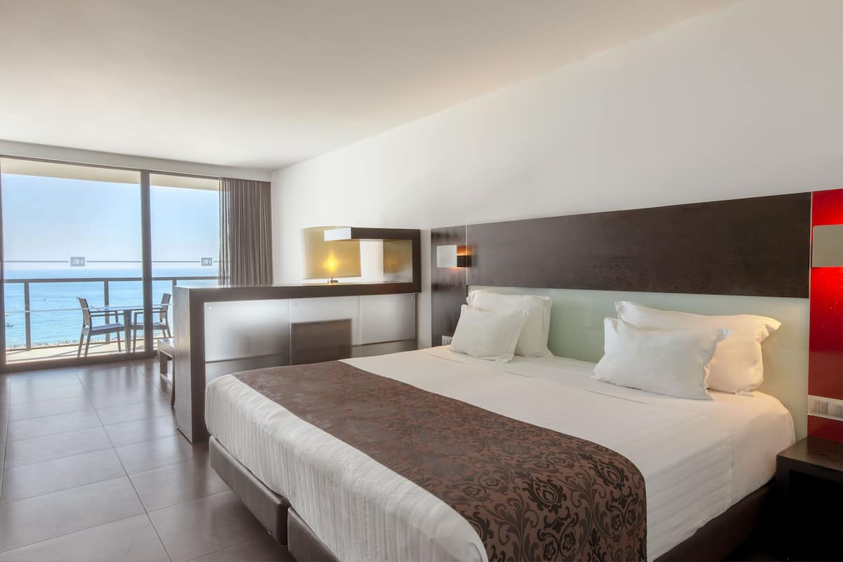 Pillowtop beds, minibar, in-room safe, blackout drapes