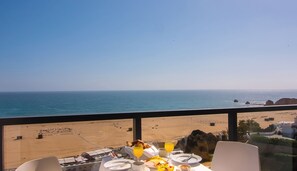 Una mesa de desayuno con vistas a la playa y al océano.