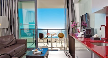 Pillowtop beds, minibar, in-room safe, blackout drapes. RR Hotel da Rocha