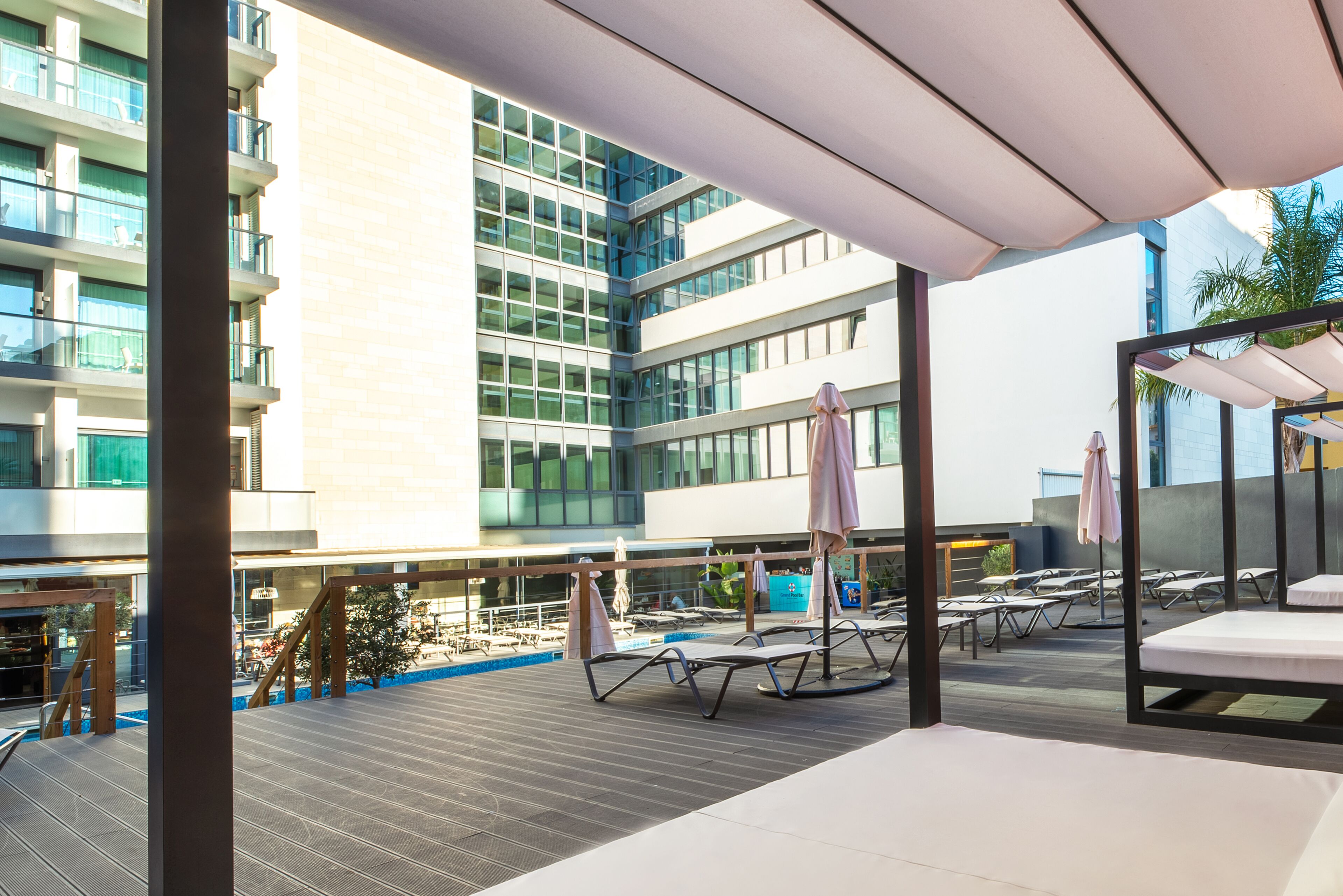 Una piscina al aire libre, tumbonas