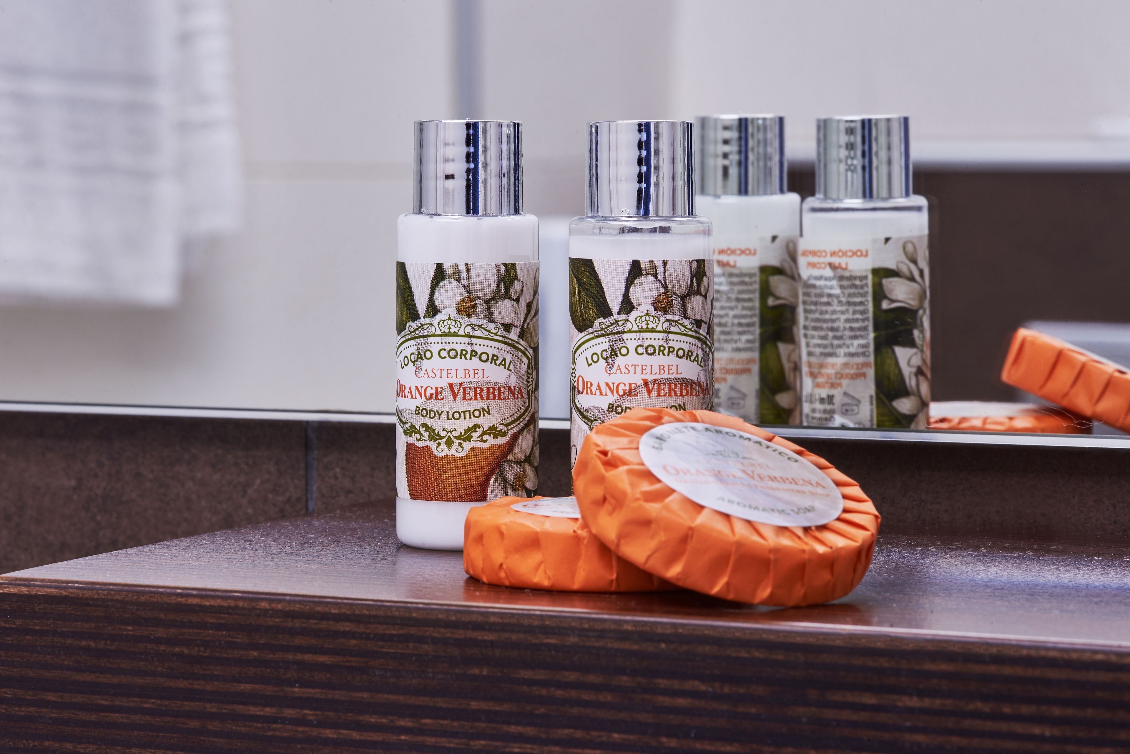 combined shower/bathtub, hair dryer, bidet, towels