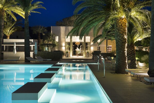 Outdoor pool, sun loungers - Hotel SEZZ Saint-Tropez (Saint-Tropez)