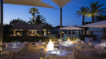 Lunch and dinner served, garden views
