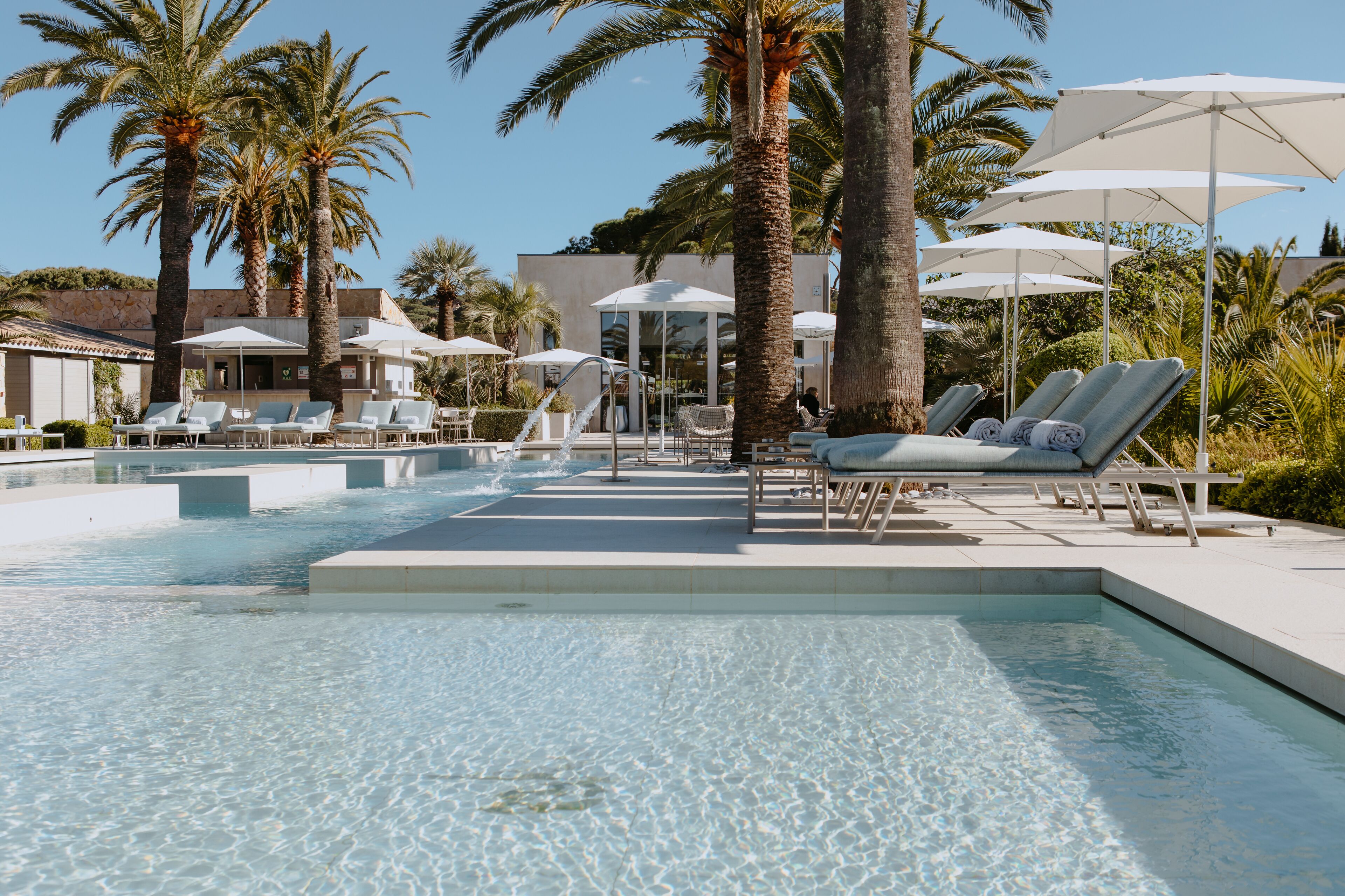 Utendørsbasseng og solsenger