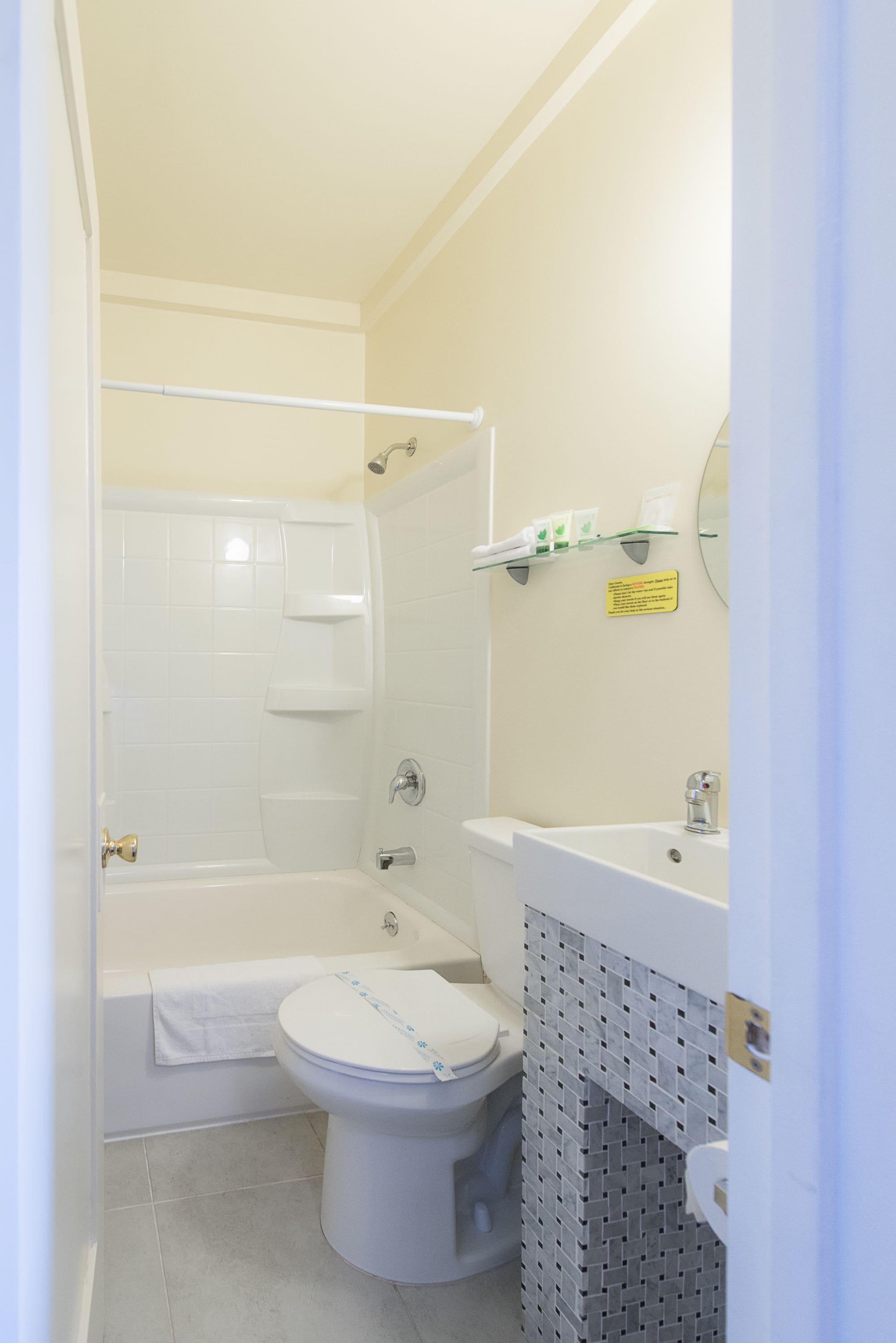 Une salle de bain avec une baignoire, des toilettes et un lavabo.