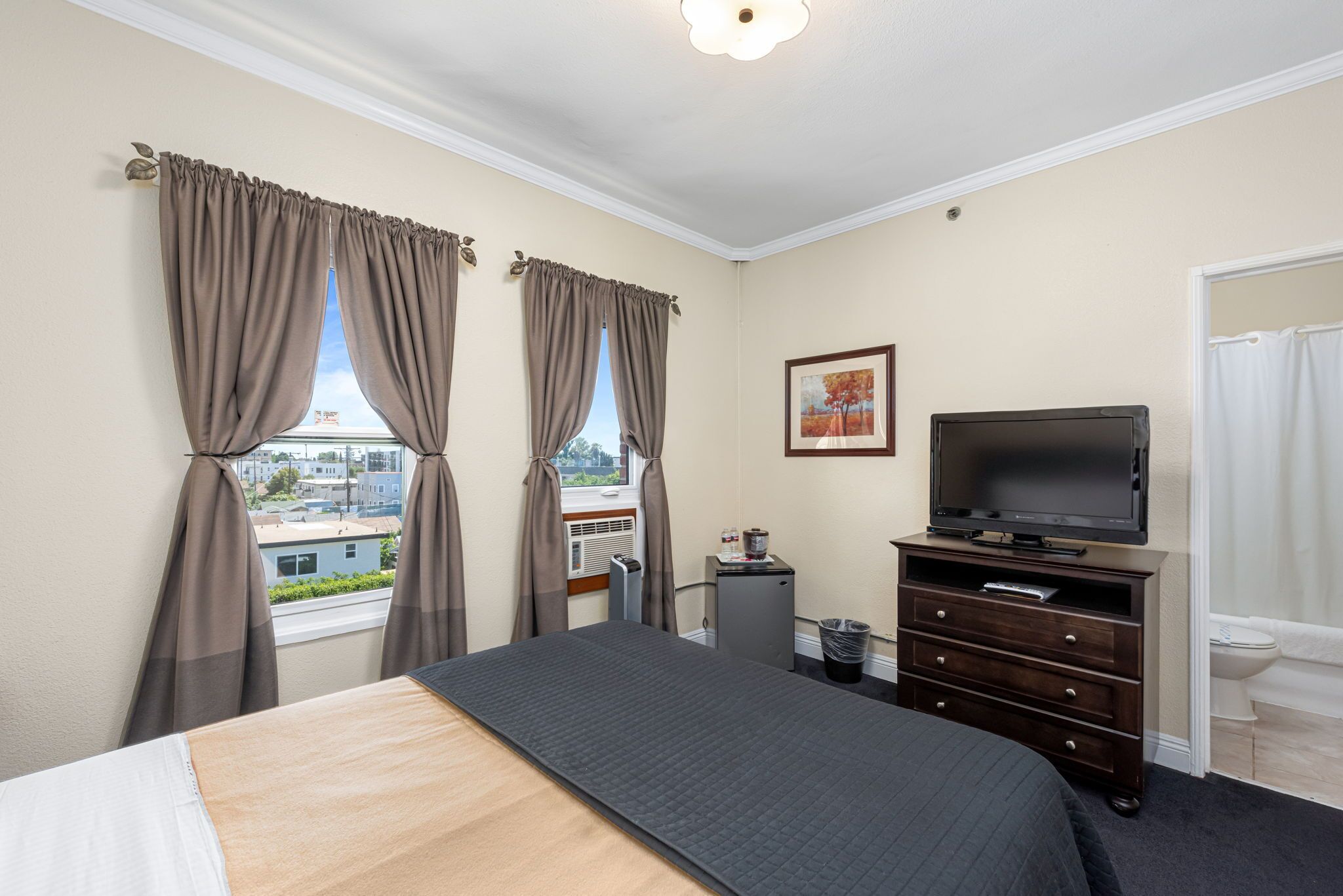 deluxe room, 1 queen bed, non smoking | 1 bedroom, premium bedding, pillow-top beds, in-room safe