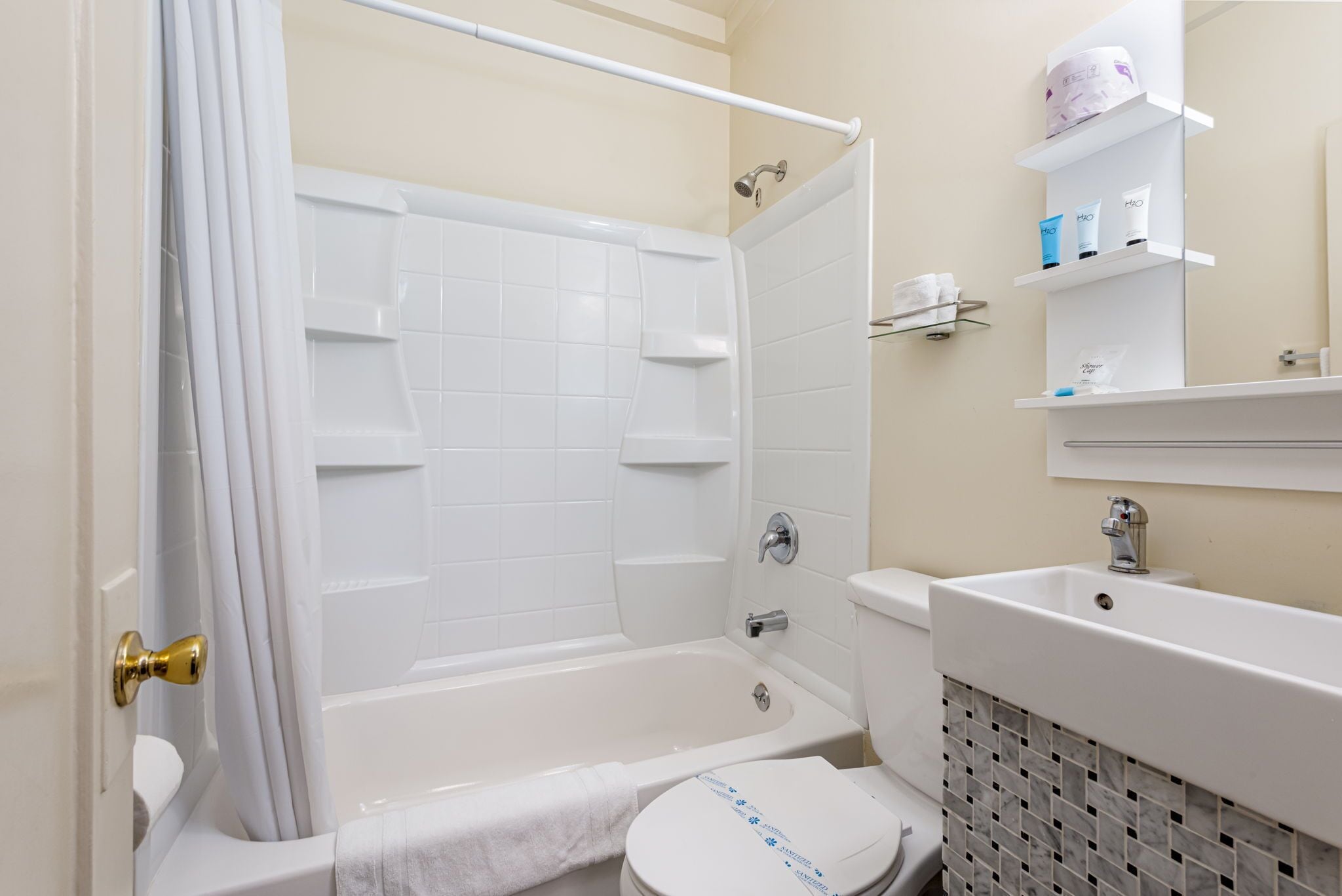 combined shower/bathtub, free toiletries, hair dryer, towels