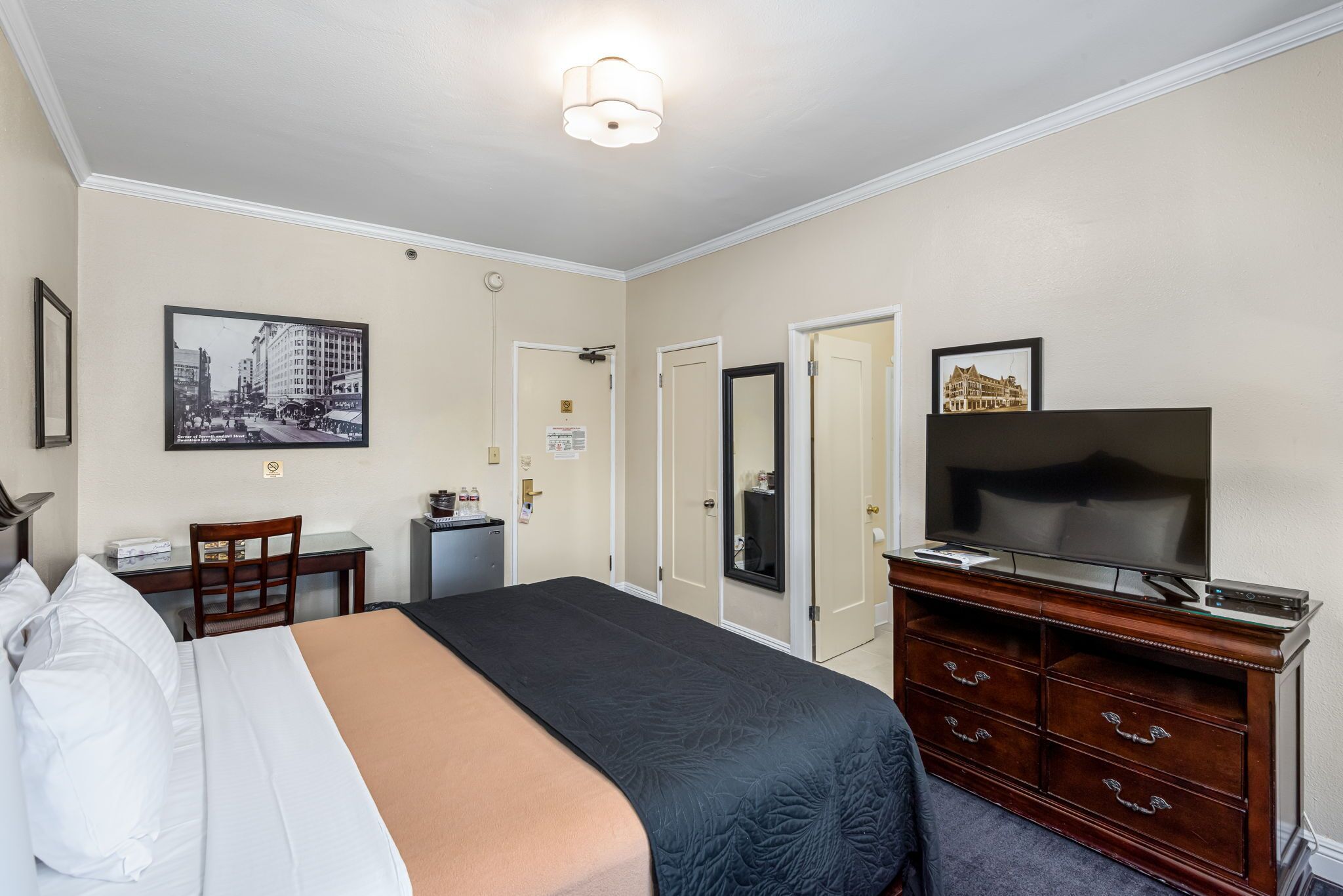 deluxe room, 1 king bed, non smoking | 1 bedroom, premium bedding, pillow-top beds, in-room safe